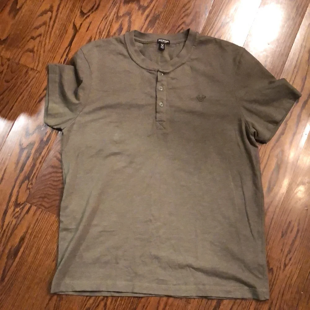 TRUE RELIGION Men’s Olive Green Short Sleeve Henley Size XL
